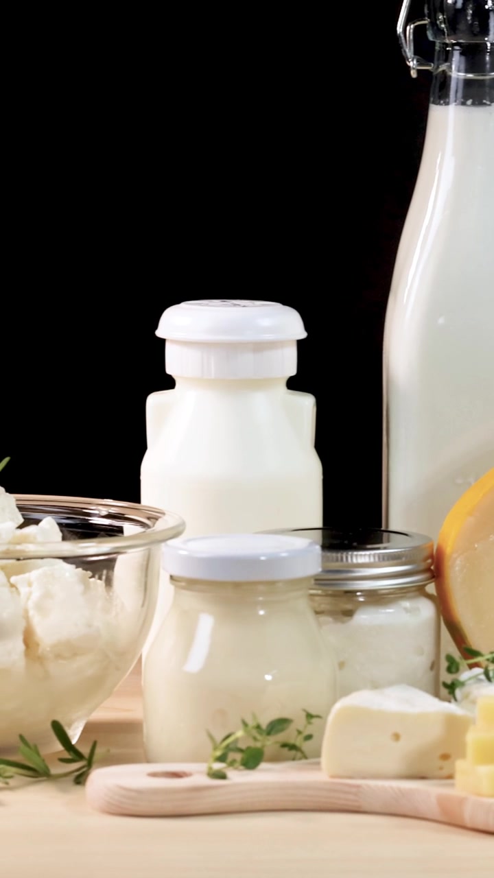 Produits laitiers variés disposés sur une table