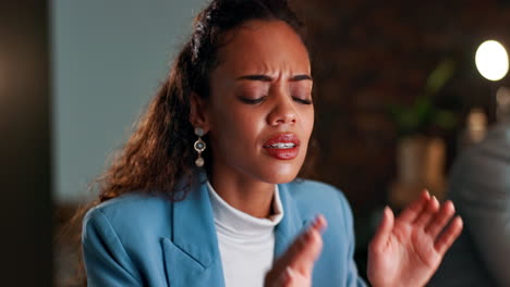 estrés, dolor de cabeza y dolor con una mujer de negocios