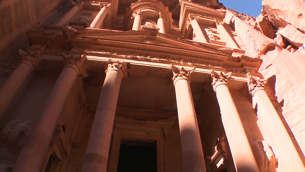 vista de ángulo bajo de la fachada del edificio del tesoro en las antiguas ruinas nabateas de petra jordania