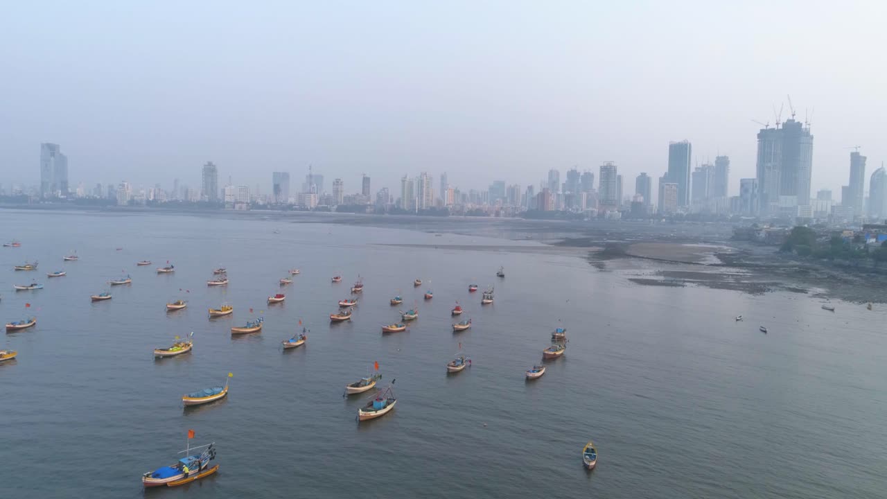 Una ripresa con drone del Bandra Worli Sea Link vista dall'alto al rallentatore
