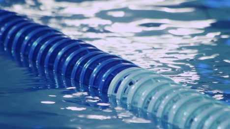 Plastikbahnen-Im-Schwimmbad.-Blaue-Bahnen-Des-Wettkampfschwimmbeckens