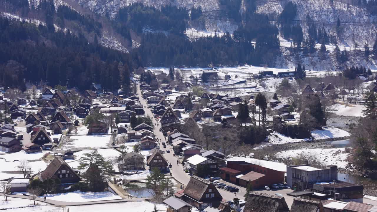 shirakawa-go amplia vista panorámica del pueblo de montaña en gifu japón