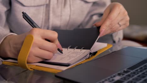 la mano de la mujer escribiendo en el calendario del diario