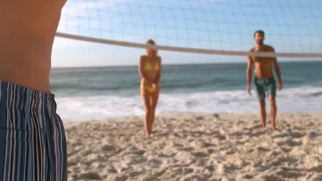 tres personas jugando al voleibol