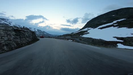 Eine-Landschaftlich-Reizvolle-Fahrt-Durch-Die-Norwegische-Landschaft,-Die-Einem-Anderen-Fahrzeug-Folgt