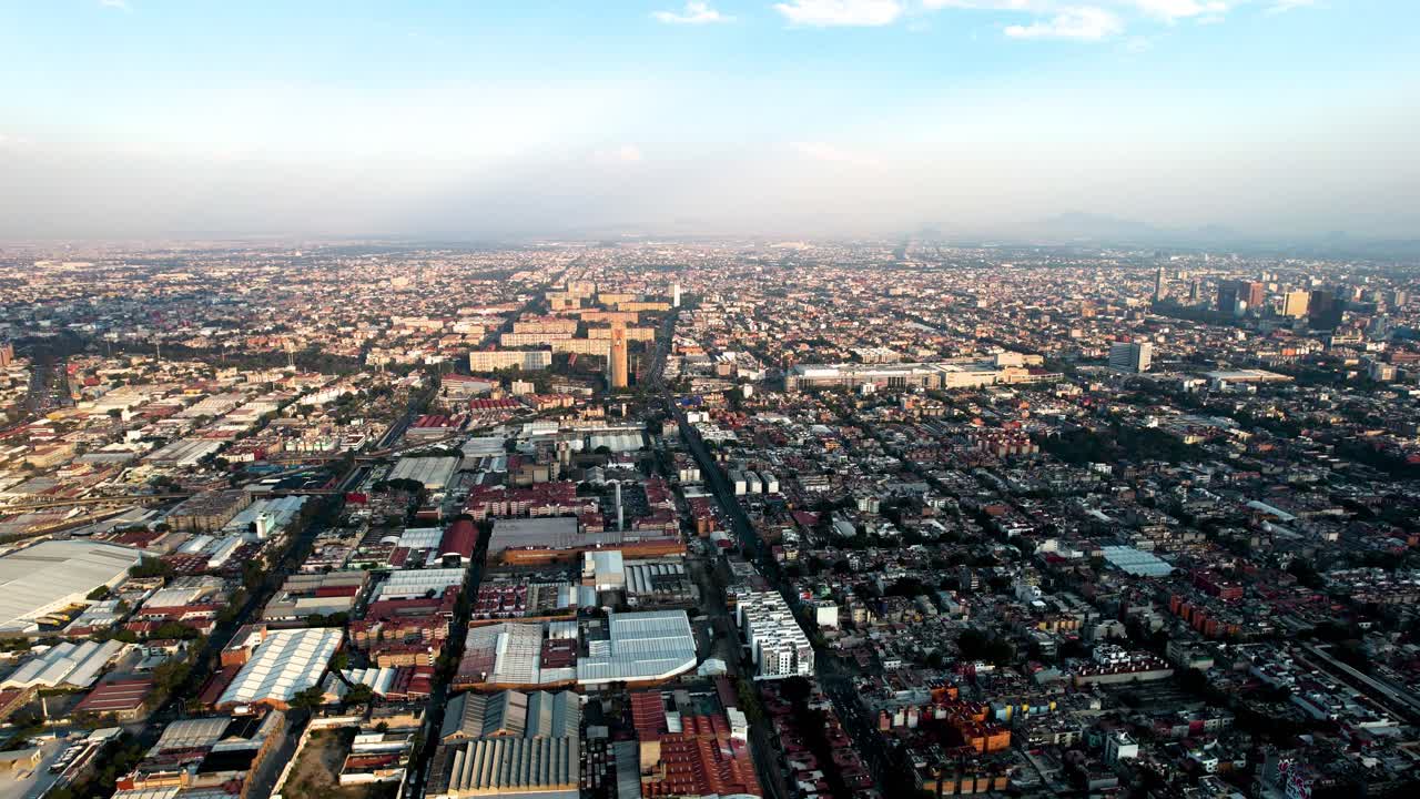 Tlatelolco'dan çok kirli bir günde Meksiko City'nin havadan çekimi.