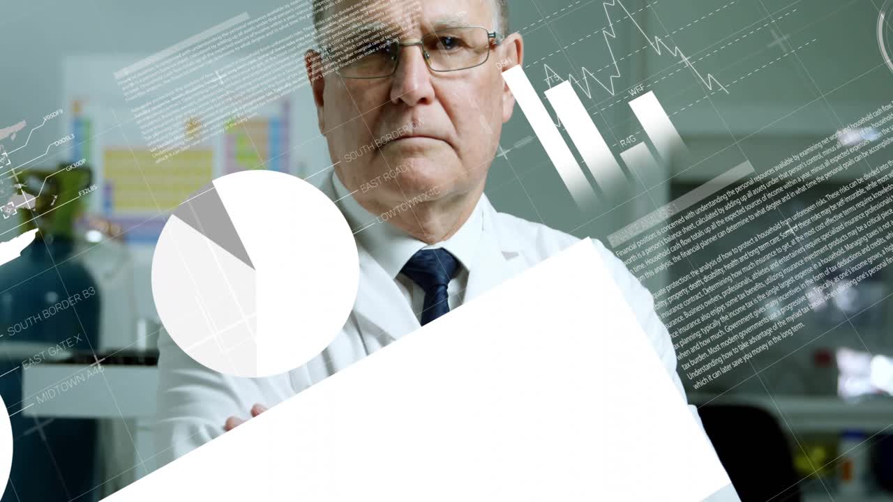 Scienziato senior di sesso maschile che avvia un'analisi finanziaria in laboratorio mentre osserva grafici che compaiono gradualmente e incrocia le braccia