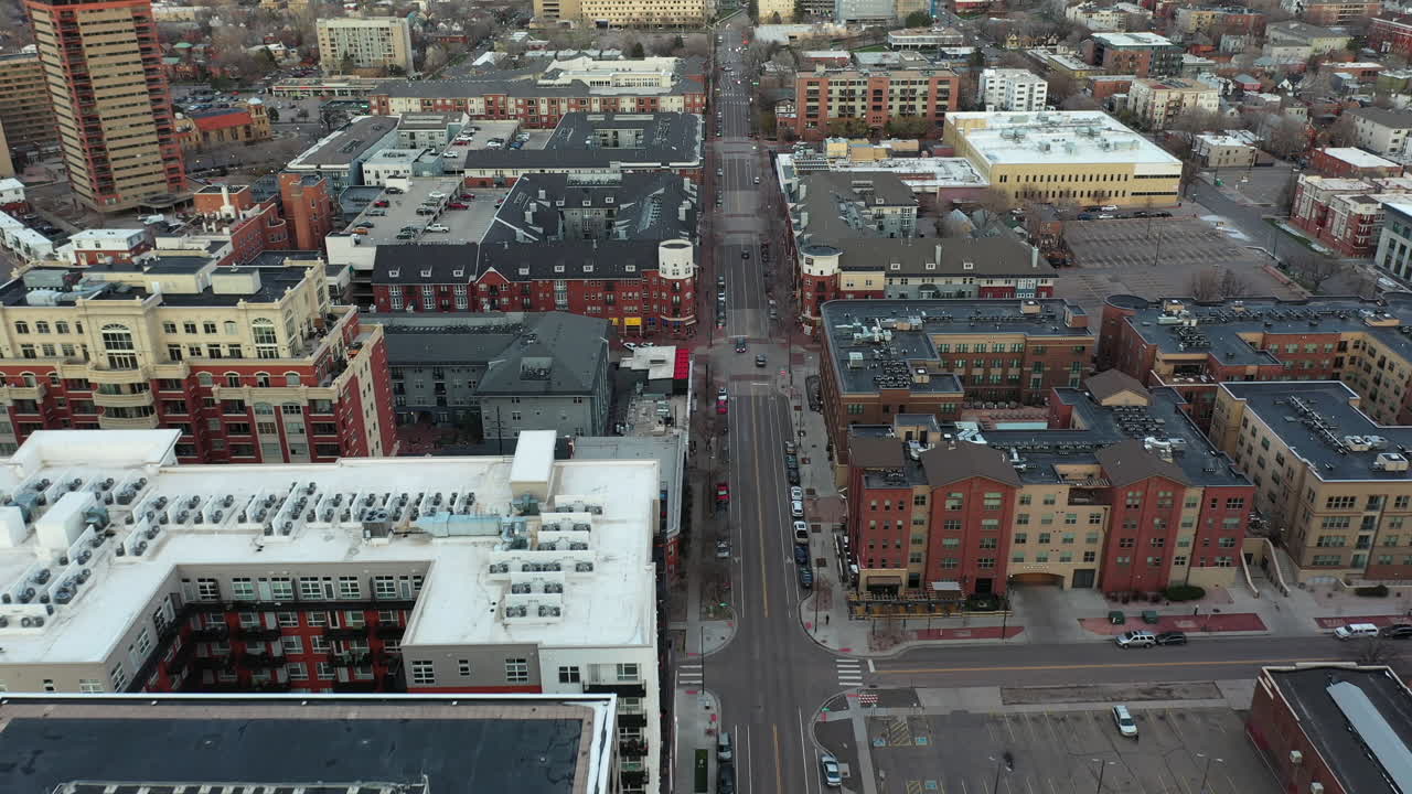 vista aérea, el centro de denver usa y el barrio residencial de north capitol hill por la noche, volando por encima de los edificios por la noche, tiro con drones