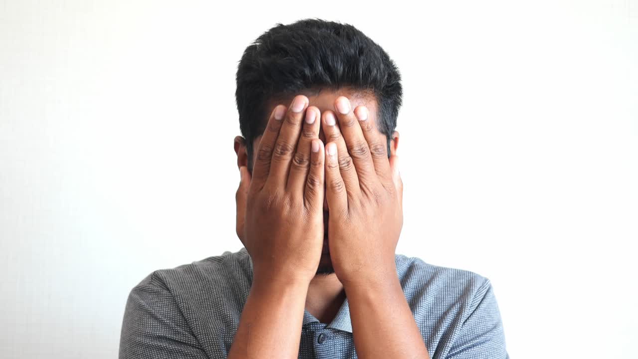 hombre cubriendo su cara