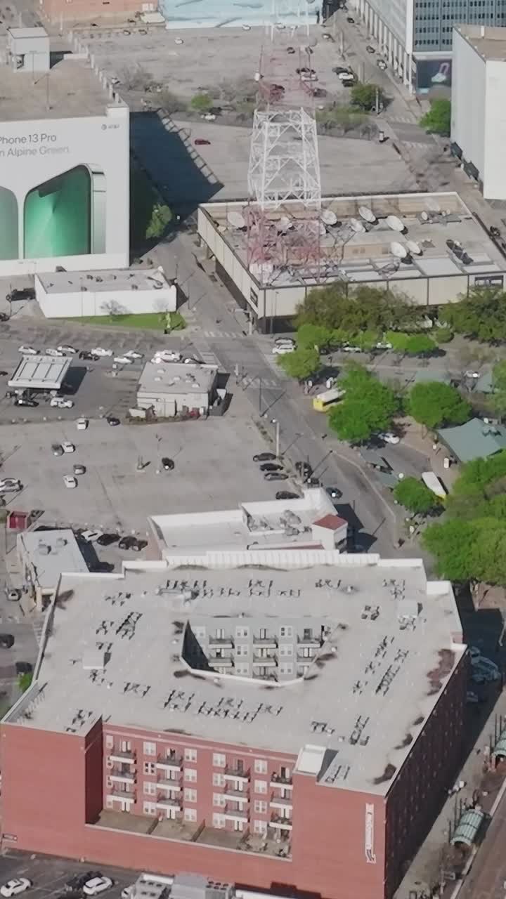 Vista del centro di Dallas con edifici e strade cittadine in Texas