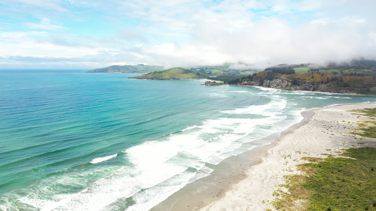 Spiagge esotiche e cime montuose nuvolose in Nuova Zelanda, vista aerea