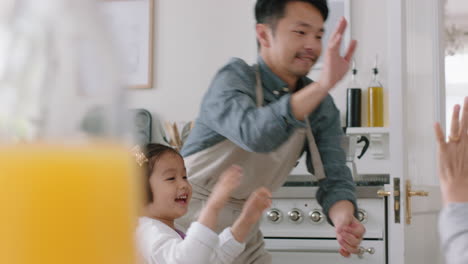 Fröhliche-Asiatische-Familie-Tanzt-In-Der-Küche.-Kinder-Haben-Spaß-Beim-Tanzen-Mit-Mutter-Und-Vater-Und-Genießen-Ein-Aufregendes-Wochenende-Zu-Hause,-4K-Videos