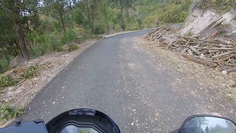 motociclista montando bicicleta en los bosques senderos en el día desde un ángulo plano