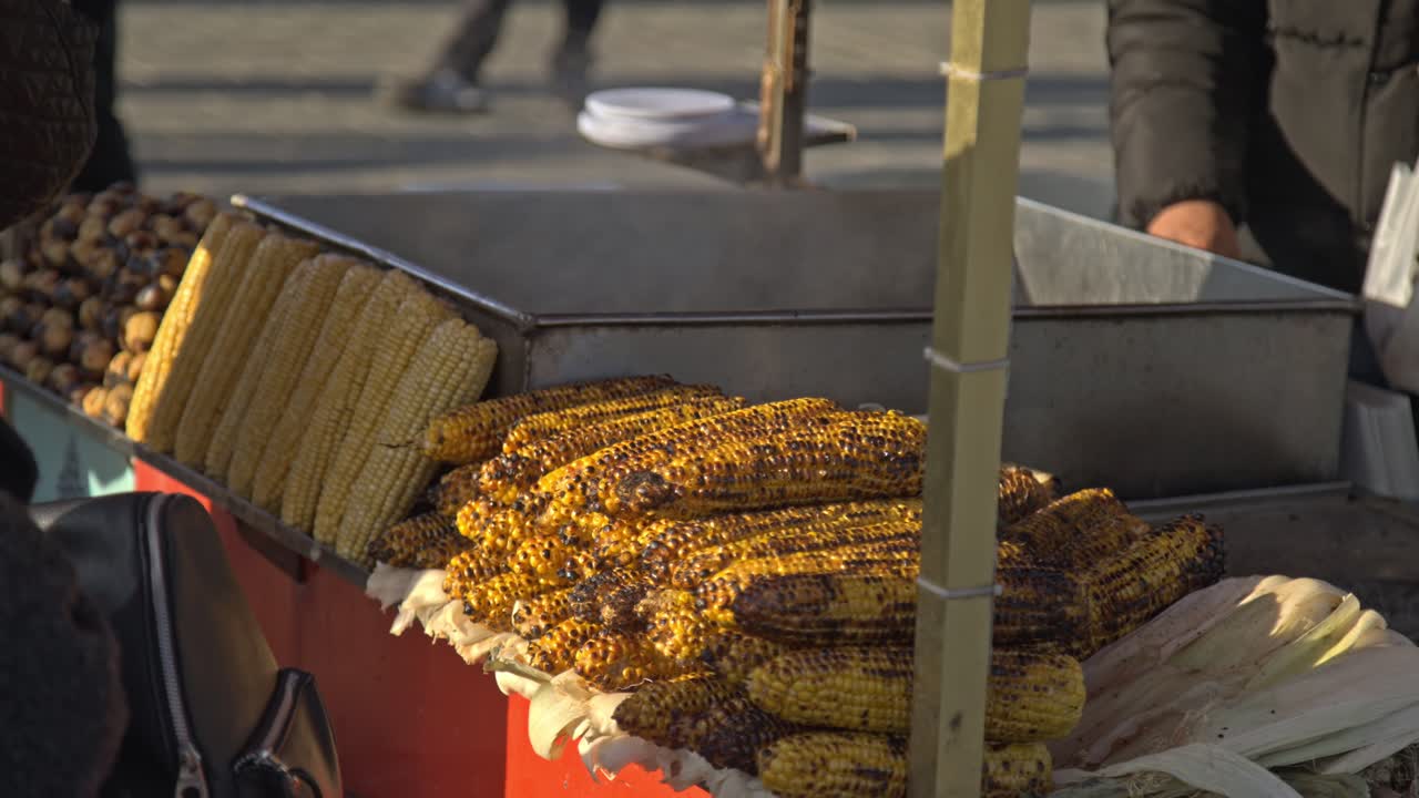 vendedor de bagel simit de istanbul y sus bagels en el mostrador