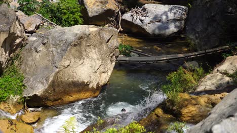 Hombre-Salta-De-Una-Gran-Roca-A-Un-Río-En-Oaxaca,-México