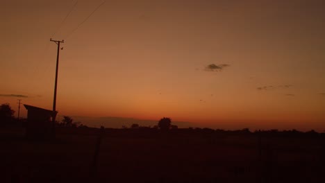 Dämmerungsfarben-über-Dem-Ländlichen-Arauca,-Kolumbien-Mit-Silhouettenlandschaft,-Ruhige-Abenddämmerung