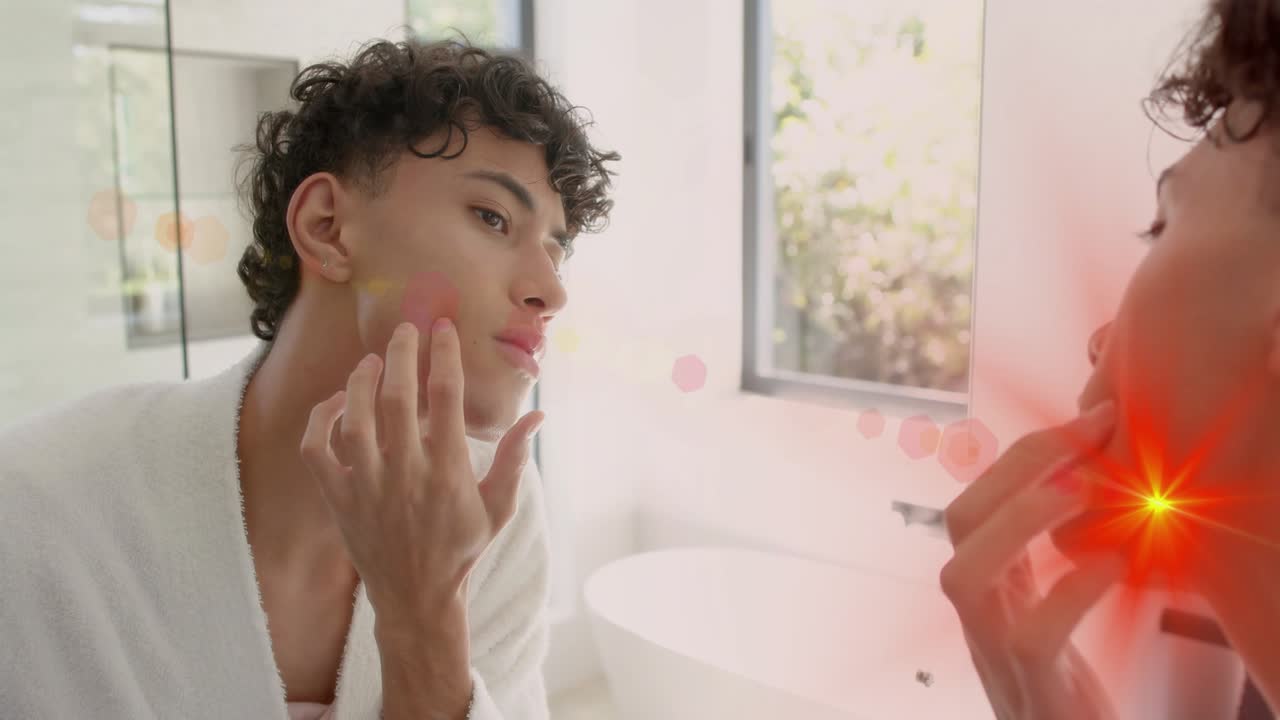 Uomo allo specchio che si tocca la mascella nel bagno mentre controlla il viso seguendo un bagliore rosso animato per la cura della pelle
