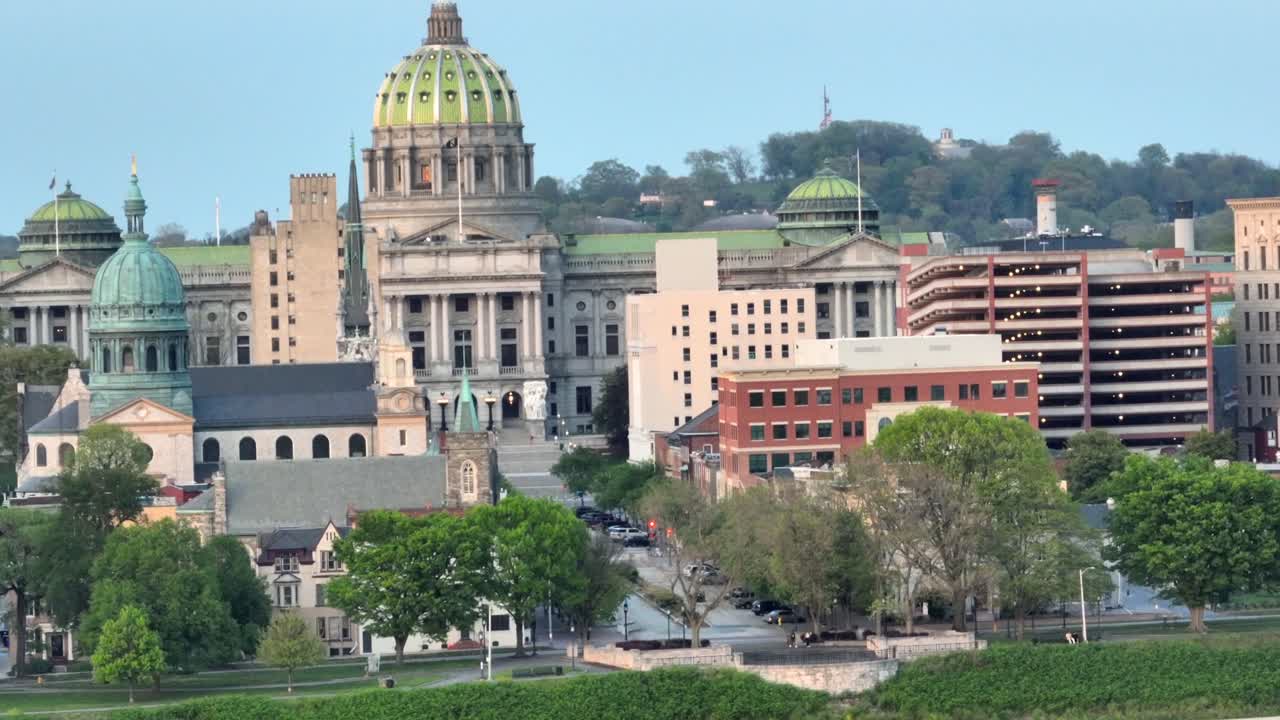 미국 해리스버그에 있는 펜실베이니아 주 의회 건물을 보여주는 드론 트 업