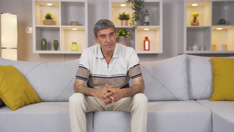 el viejo se siente incompetente y se enoja.