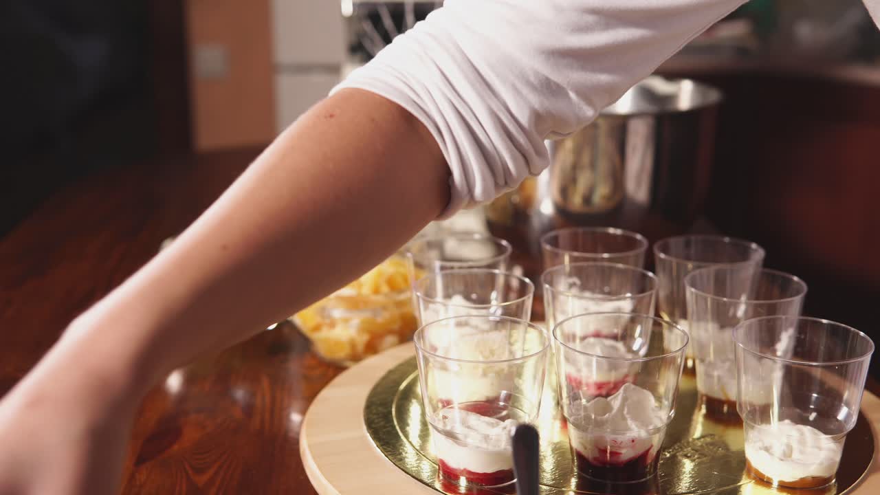 hacer postres en capas en pequeños vasos de vidrio