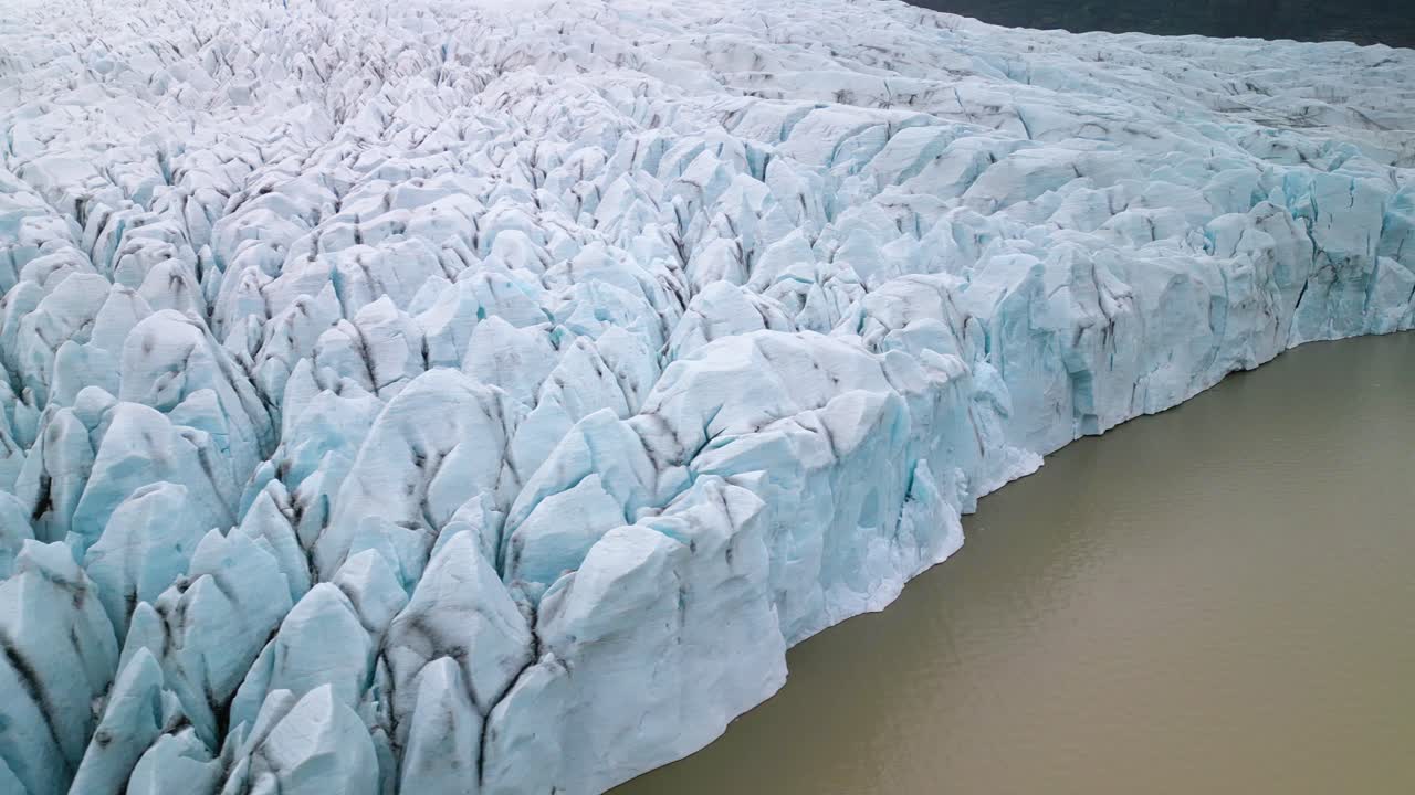 majestuosa vista aérea de un gran glaciar en aguas turbias