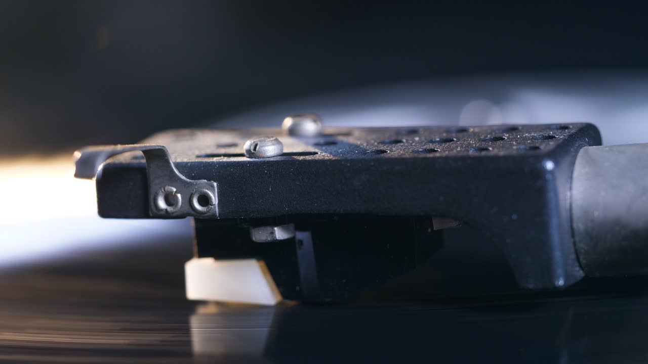 виниловая пластинка вращается под картриджем.