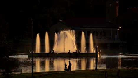 Fuente-De-Agua-En-Cámara-Lenta-En-El-Parque-De-La-Ciudad-De-Denver,-Denver-Colorado