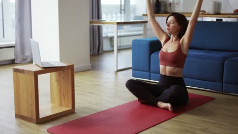 Frau-Praktiziert-Yoga-Mit-Trainer-Per-Videokonferenz-–-Hände-Aufwärmen