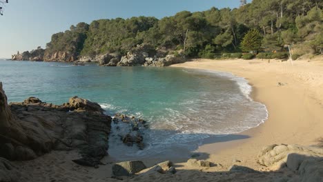 Escena-Que-Revela-Una-Hermosa-Y-Exótica-Costa-Vacía-En-La-Costa-Brava,-España