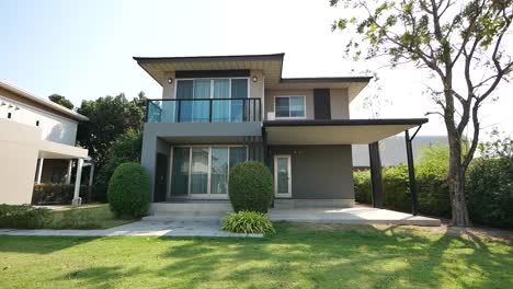 casa espaciosa y moderna con grandes ventanas y balcón casa impresionante con hermosas vistas y mucha luz natural residencia de lujo con acabados de alta gama y comodidades modernas