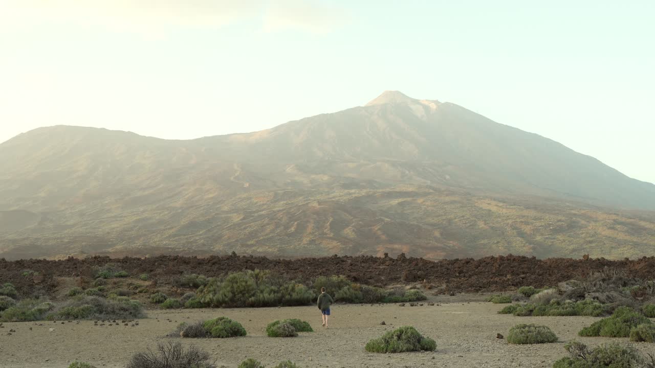 hombre corriendo hacia el volcán teide en el parque nacional de tenerife