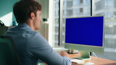 gerente enérgico haciendo chromakey videocall oficina. hombre de negocios hablando en línea