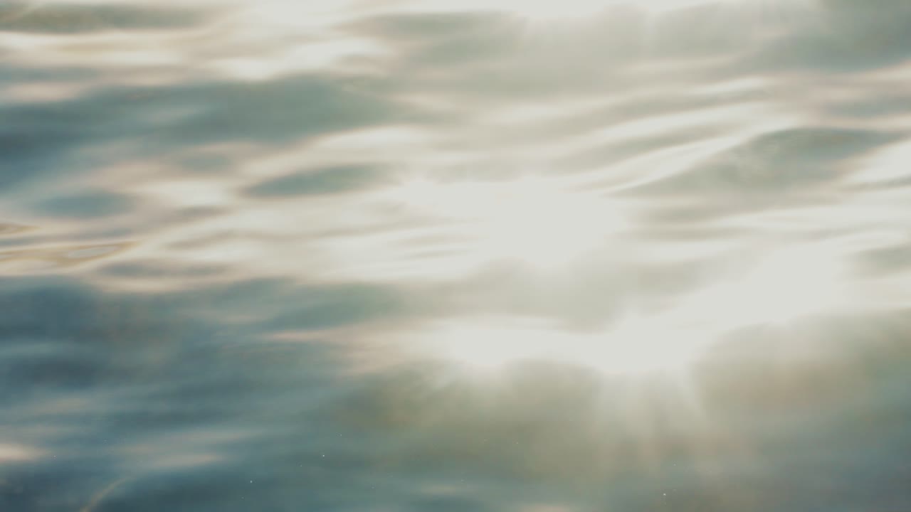 reflejos de la luz del sol en el agua