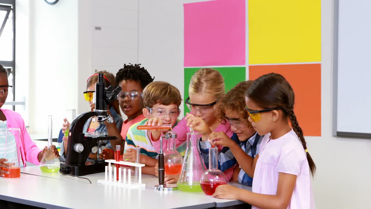 niños haciendo un experimento químico en el laboratorio