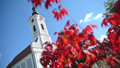 la iglesia católica en croacia se revela detrás de las hermosas hojas rojas