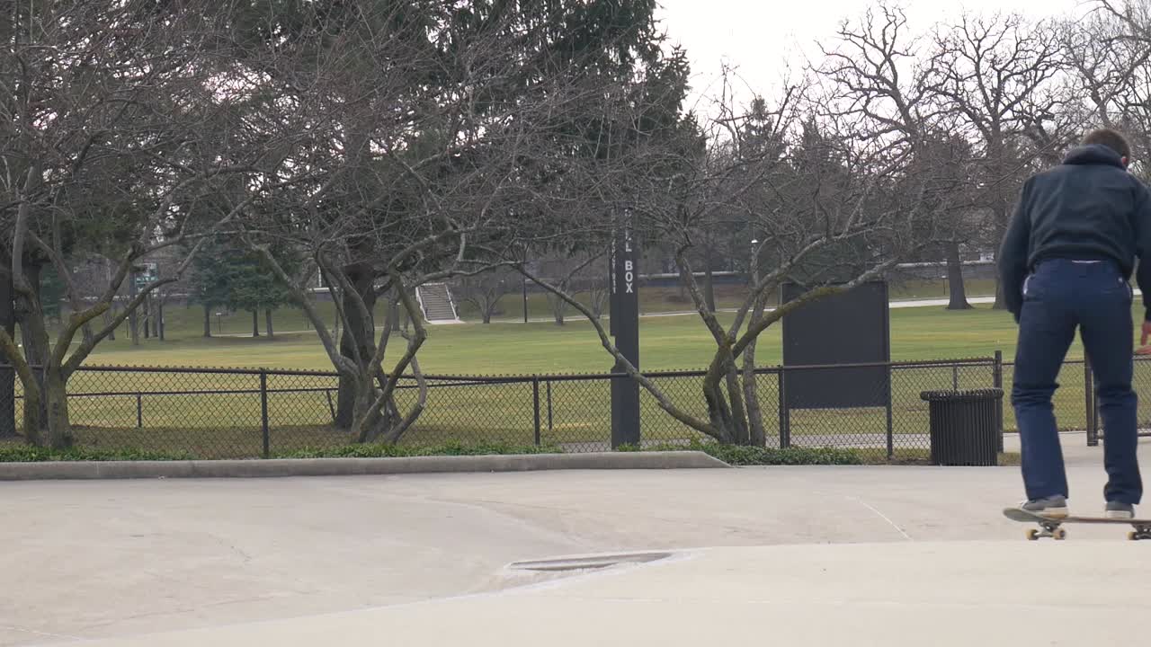 스케이트보더는 스케이트파크에서 슈퍼맨을 습니다.