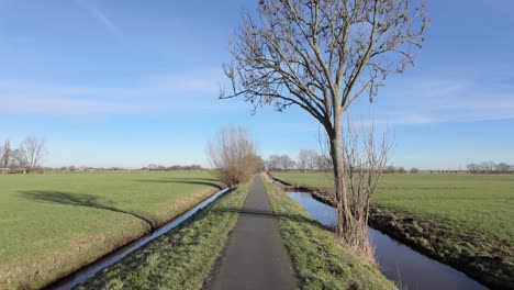 pov de senderos para bicicletas en el campo de los países bajos