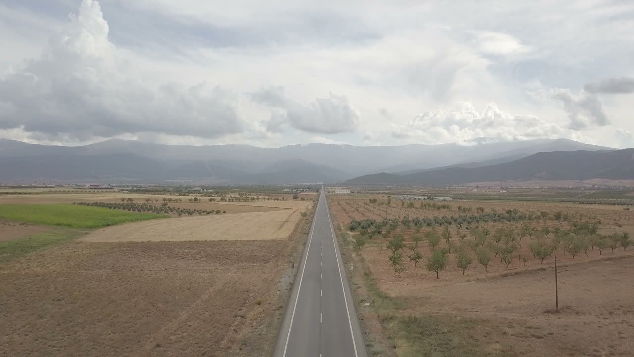 Strada attraverso un paesaggio panoramico