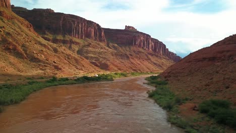 Flug-In-Geringer-Höhe,-Der-über-Den-Colorado-River-Gleitet,-Während-Er-Durch-Eine-Wüstenschlucht-Fließt