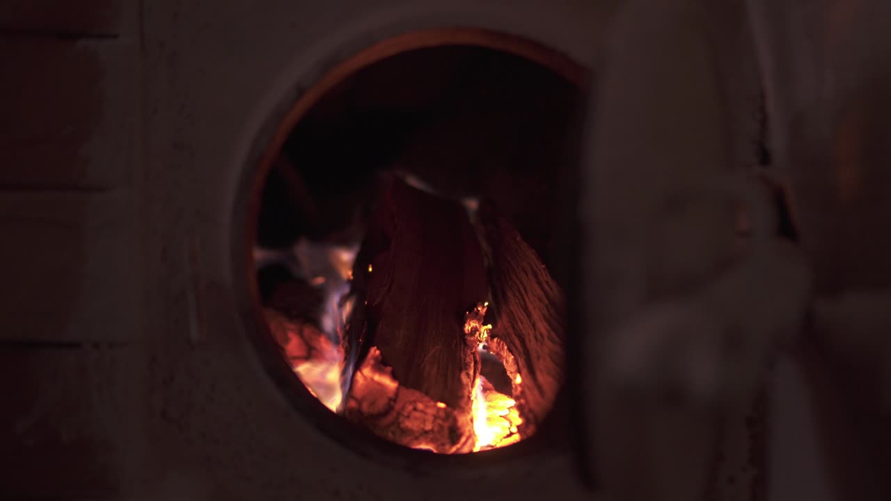 древний камин с горящими бревнами