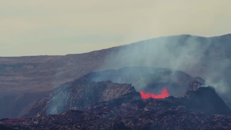 volcán con un río de lava caliente que fluye desde un cráter con magma burbujeante