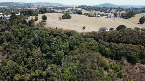 Drohnenantenne-über-Einem-üppigen-Australischen-Berg-Mit-Bäumen,-Die-Auch-Trockenes-Land-Zeigen