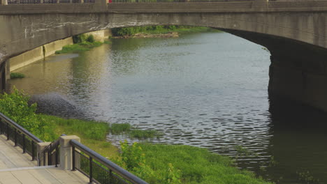 Pedestrian-Bridge-Across-The-River-At-White-River-State-Park-In-Downtown-Indianapolis,-Indiana,-USA