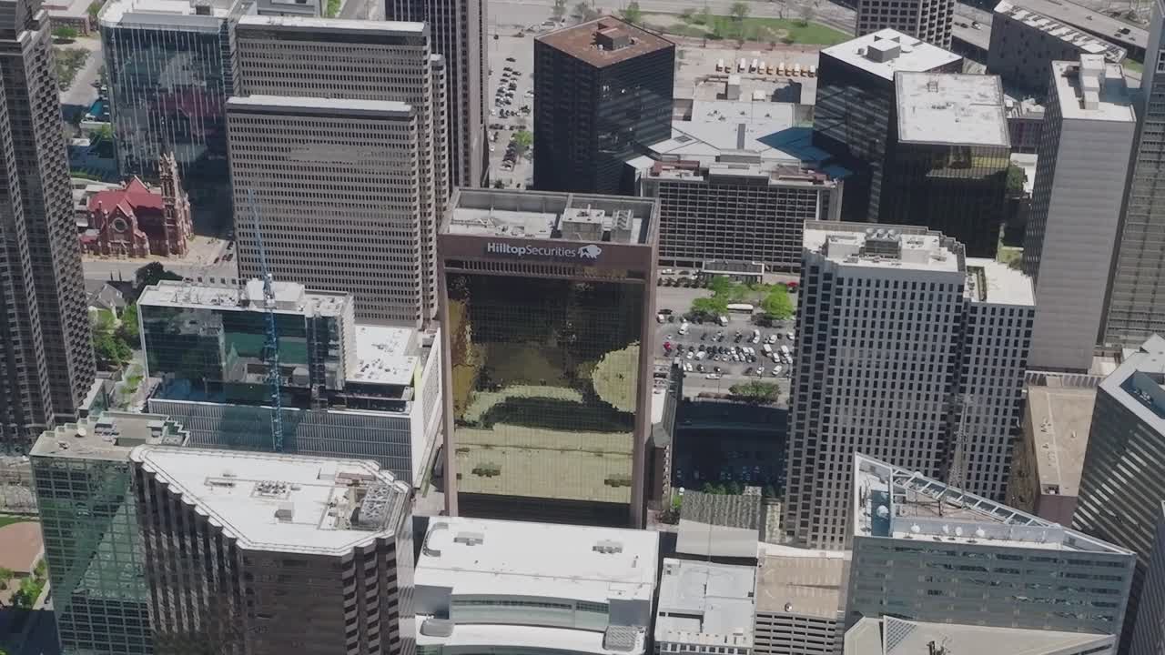 Vista de pájaro del centro de Dallas mostrando edificios y calles