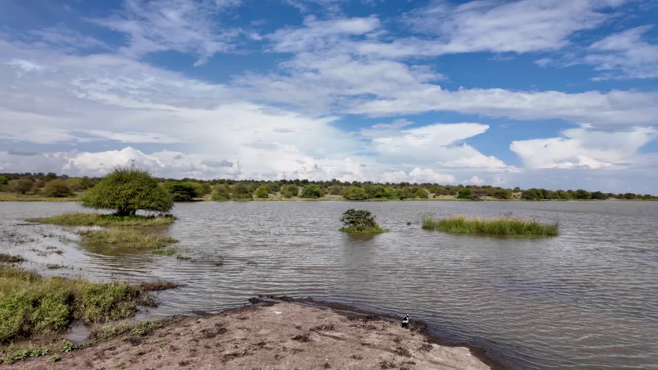 lago en el desierto con un cielo azul