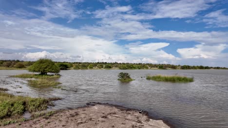 Lago-En-El-Desierto-Con-Un-Cielo-Azul