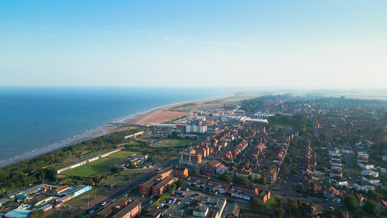 이 항공 비디오는 링컨셔의 해안 보석인 스케그네스를 보여줍니다. 길고 모래 해변, 번화한 관광 지역, 놀이시설, 그리고 여름 저녁에 상징적인 부두를 강조합니다.