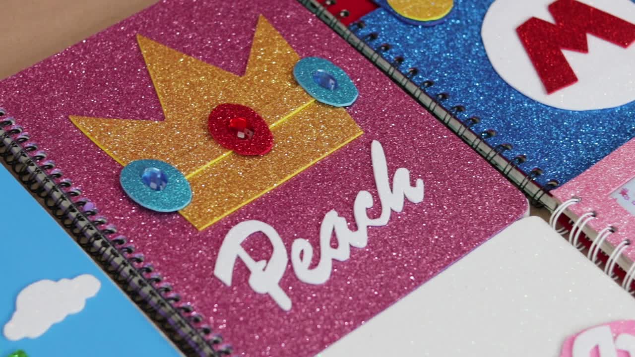 비디오 게임 테마의 반이는 다채로운 전면 커버를 가진 어린이 노트북, 설립자