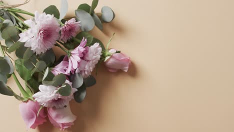 Vídeo-De-Un-Ramo-De-Flores-Blancas-Y-Rosadas-Y-Espacio-Para-Copiar-Sobre-Fondo-Amarillo