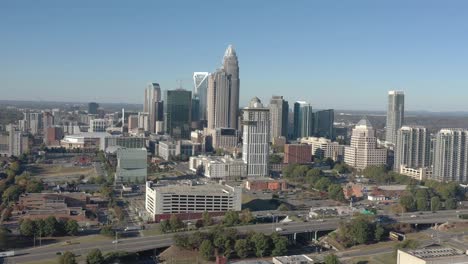 Downtown-Charlotte,-North-Carolina-Drohnenaufnahme,-Morgendliche-Skyline-Und-Route-277